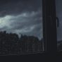 读者「南窗听雨」的评论头像，暗红背景下的圆形装饰